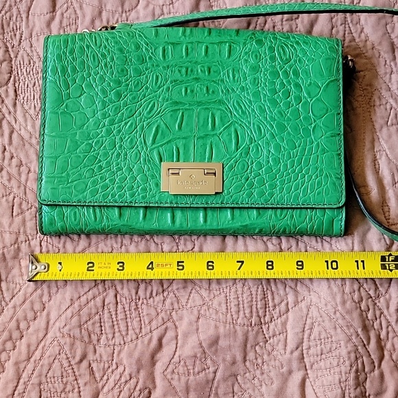 Kate Spade Alligator textured Green 💚 leather purse gold buckles w/dust cover. - Picture 4 of 11